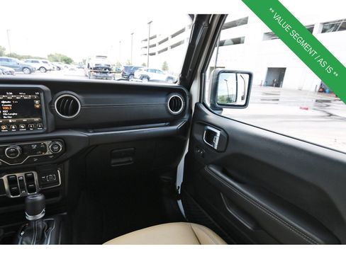Used 2018 Jeep Wrangler Unlimited Sahara AWD/4WD image 13