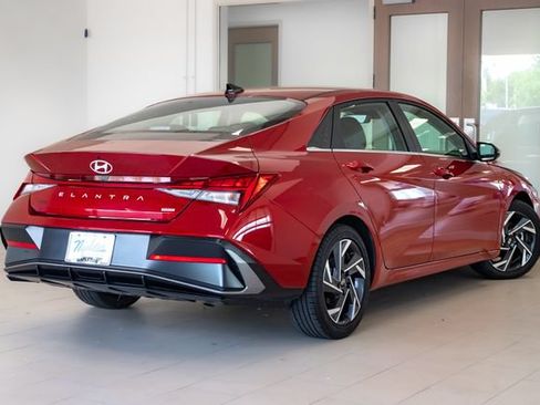 Used 2025 Hyundai Elantra Limited FWD image 32
