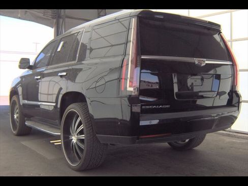 Used 2018 Cadillac Escalade Luxury AWD/4WD image 5