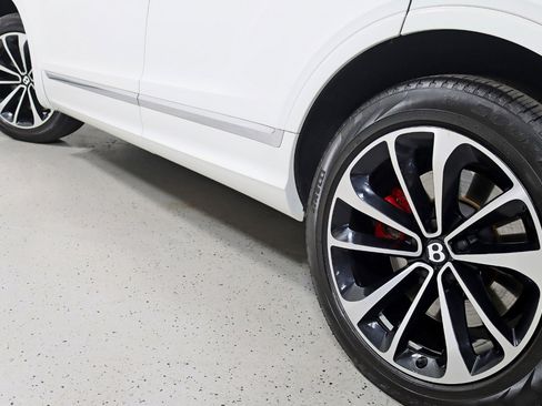 Used 2022 Bentley Bentayga image 13