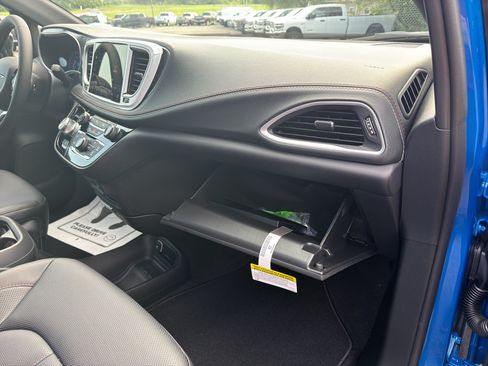 New 2027 Chrysler Pacifica Select FWD image 20