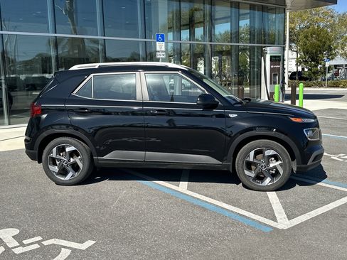 New 2025 Hyundai Venue SEL image 5