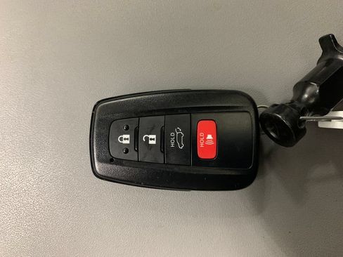 Used 2022 Toyota Highlander XLE FWD image 34