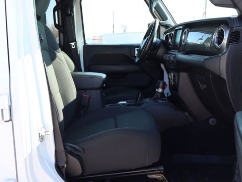 Used 2018 Jeep Wrangler Unlimited Sahara image 12