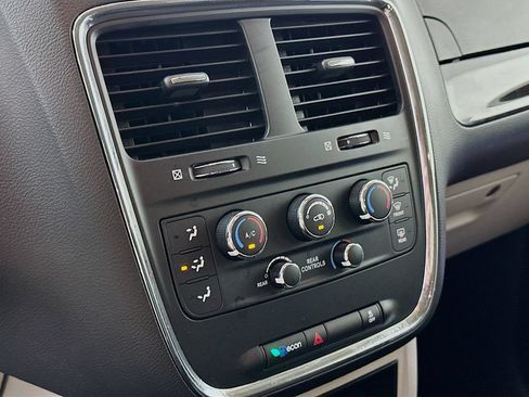 Used 2019 Dodge Grand Caravan SE w/ UConnect Hands-Free Group FWD image 21
