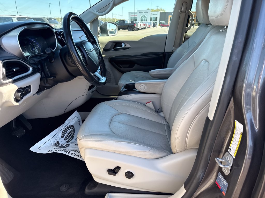 Used 2021 Chrysler Pacifica Touring-L FWD image 9
