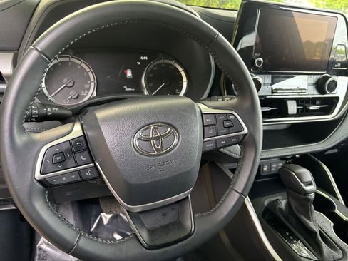 Used 2025 Toyota Highlander LE FWD image 28
