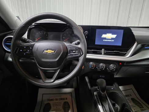 Used 2025 Chevrolet Trax LS w/ LS Convenience Package FWD image 8