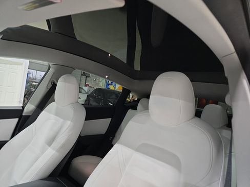 Used 2022 Tesla Model Y Long Range image 17