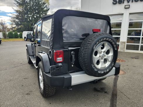 Used 2015 Jeep Wrangler Unlimited Sahara w/ Connectivity Group AWD/4WD image 13