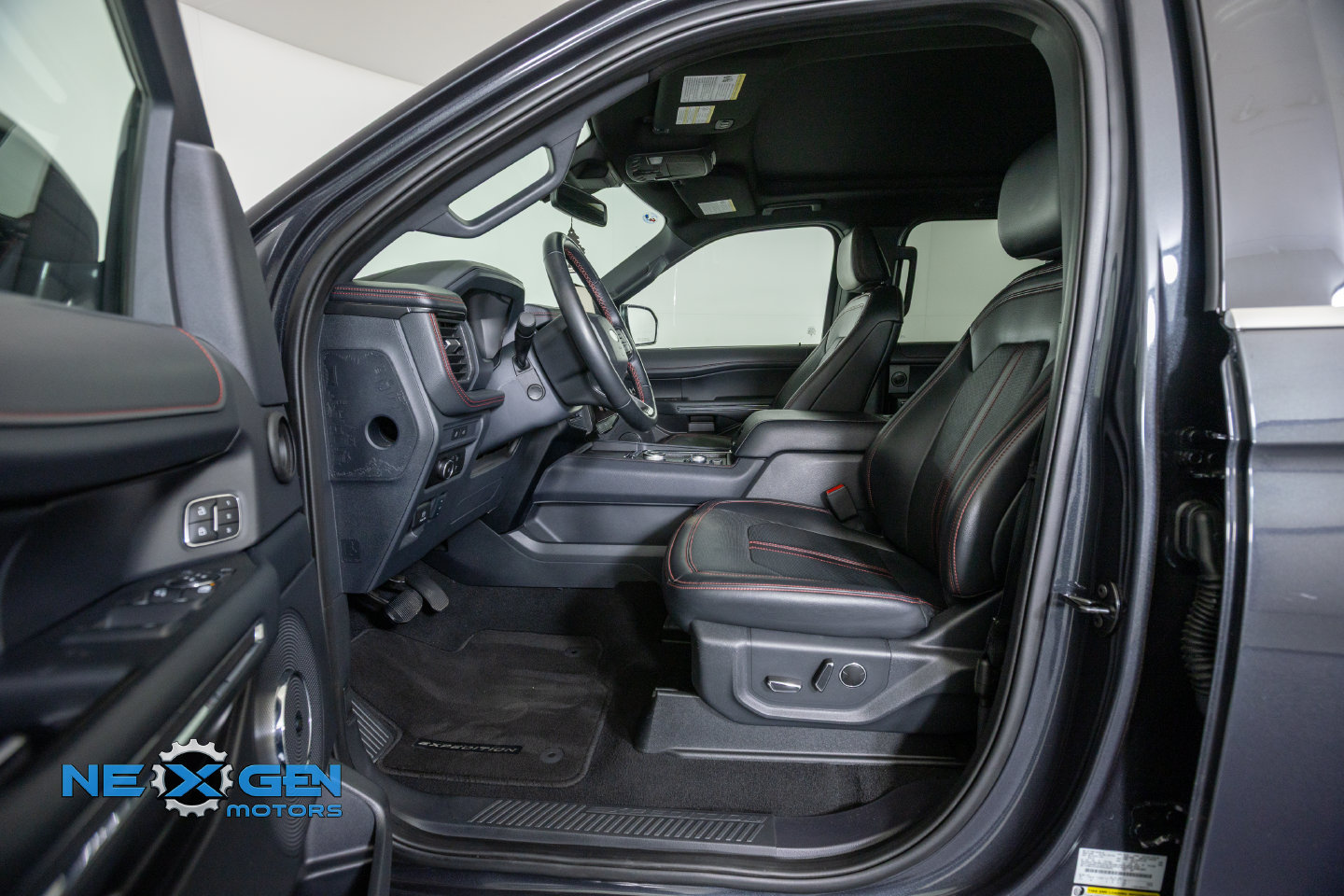 Used 2024 Ford Expedition Limited AWD/4WD image 12