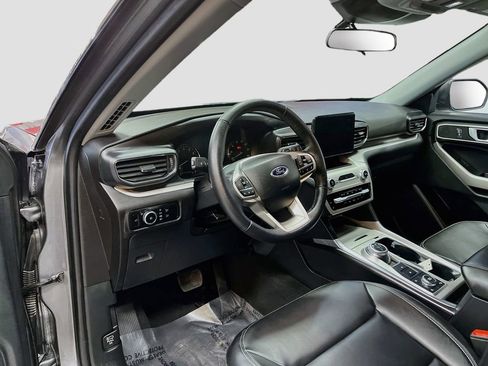 Used 2024 Ford Explorer XLT w/ Equipment Group 202A image 9