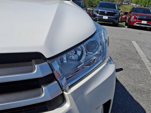 Used 2019 Toyota Highlander XLE AWD/4WD image 9