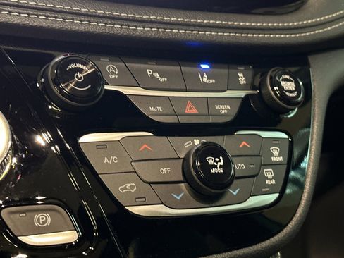 New 2026 Chrysler Pacifica Limited w/ Uconnect Theater Family Group image 22