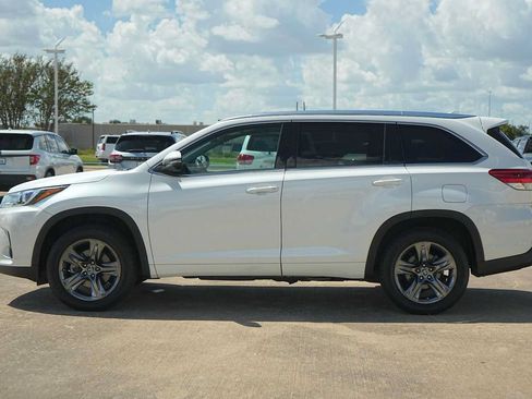 Used 2017 Toyota Highlander Limited Platinum FWD image 3
