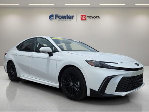 Used 2025 Toyota Camry SE FWD image 1
