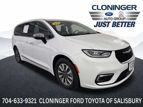 Used 2023 Chrysler Pacifica Limited FWD image 1