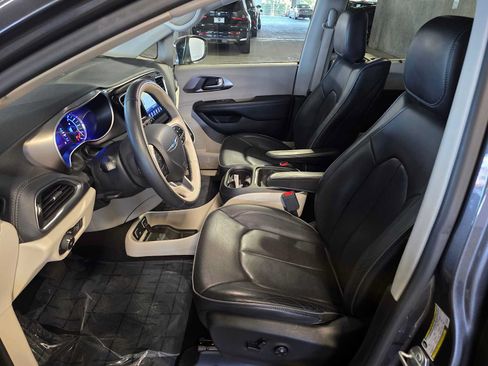 Used 2017 Chrysler Pacifica Platinum FWD image 24