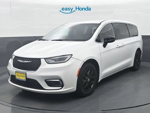 Used 2025 Chrysler Pacifica Select FWD image 3