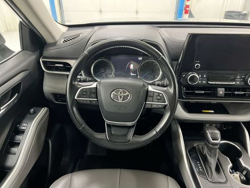 Used 2023 Toyota Highlander XLE FWD image 11