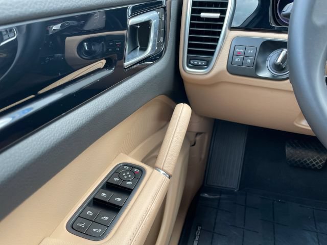 Used 2023 Porsche Cayenne AWD/4WD image 31