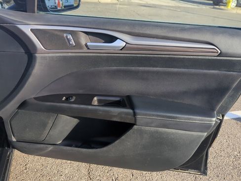 Used 2017 Ford Fusion SE image 30