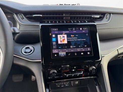 New 2025 Jeep Grand Cherokee Altitude image 13