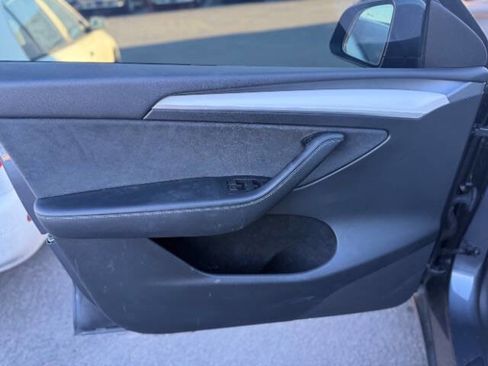 Used 2023 Tesla Model Y Long Range AWD 4dr Crossover image 9