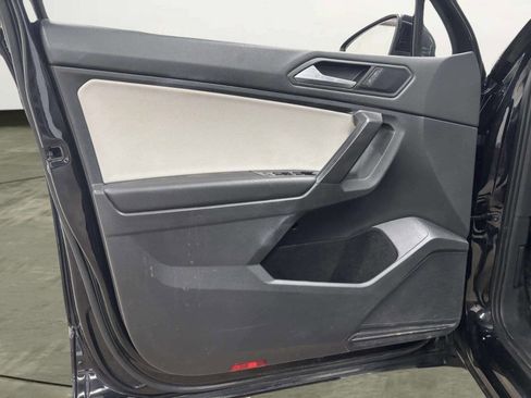 Used 2021 Volkswagen Tiguan SE w/ Panoramic Sunroof Package image 9