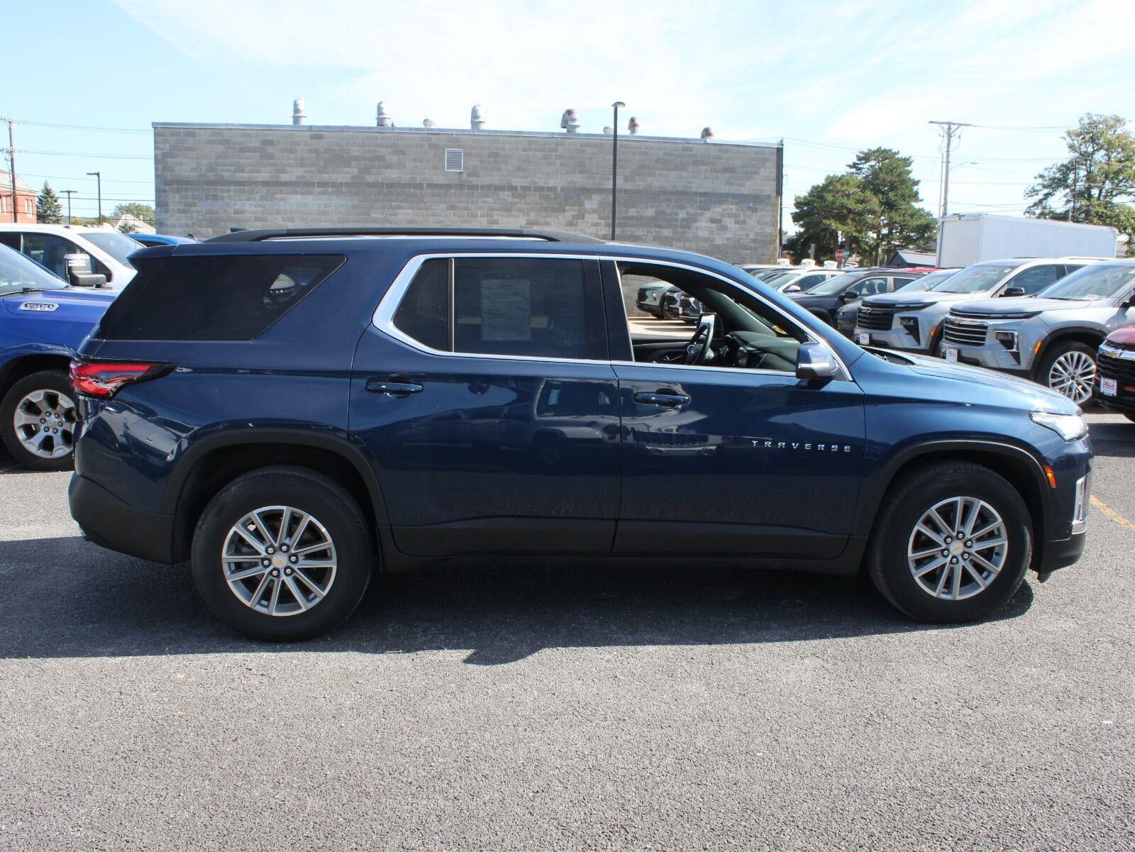 Used 2023 Chevrolet Traverse LT w/ Rear Camera Mirror Package AWD/4WD image 4