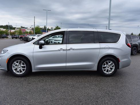 Used 2023 Chrysler Pacifica Touring-L FWD image 6