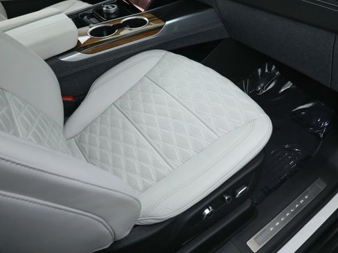 Used 2025 Cadillac Escalade ESV Premium Luxury Platinum image 26