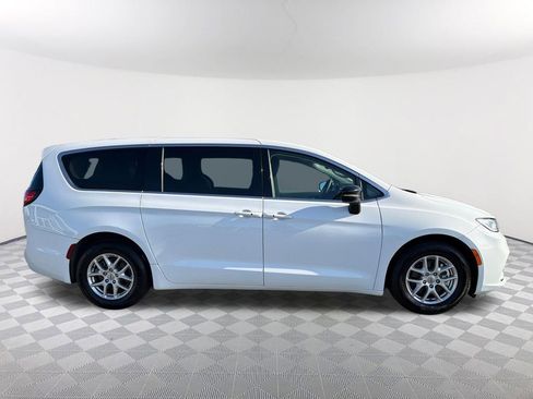 Used 2024 Chrysler Pacifica Touring-L FWD image 4