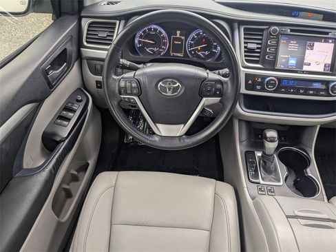 Used 2015 Toyota Highlander XLE image 18