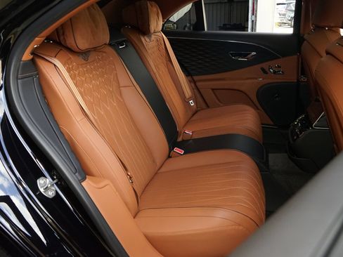 Used 2022 Bentley Flying Spur Plug-In Hybrid AWD/4WD image 21