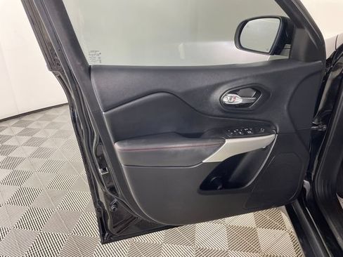 Used 2018 Jeep Cherokee Trailhawk w/ Cold Weather Group AWD/4WD image 18