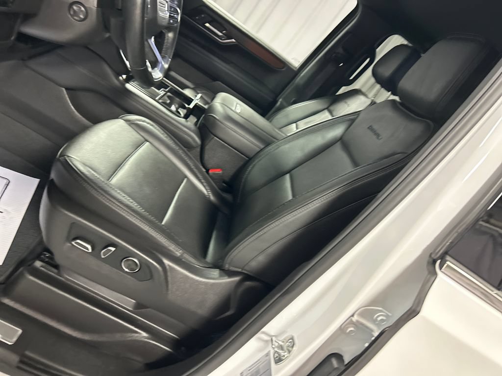 Used 2025 GMC Yukon XL Denali AWD/4WD image 12