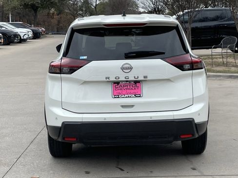 Used 2024 Nissan Rogue S image 5