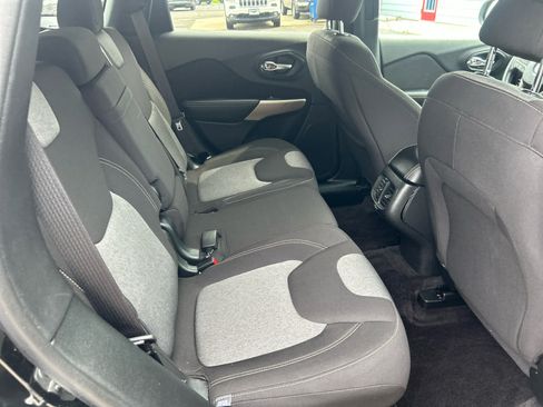 Used 2018 Jeep Cherokee Latitude w/ Safety Group AWD/4WD image 24