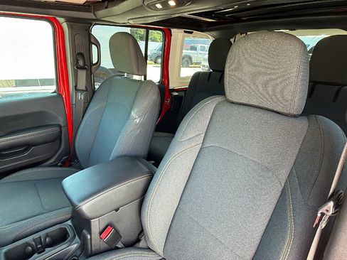 Used 2025 Jeep Wrangler Unlimited Sahara w/ Safety Group AWD/4WD image 18