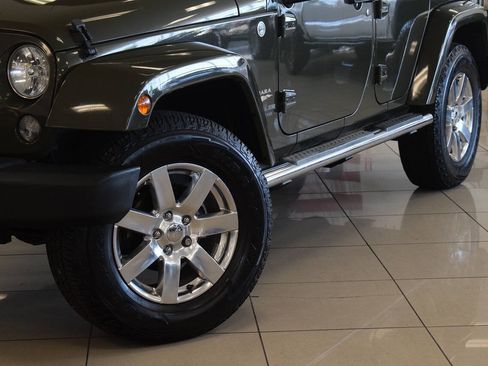 Used 2015 Jeep Wrangler Unlimited Sahara w/ Dual Top Group AWD/4WD image 16