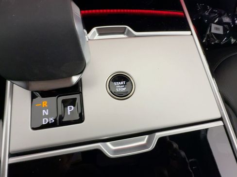 New 2026 Land Rover Range Rover Long Wheelbase SE image 17