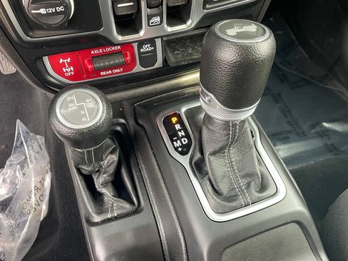 Used 2024 Jeep Wrangler Unlimited AWD/4WD image 24