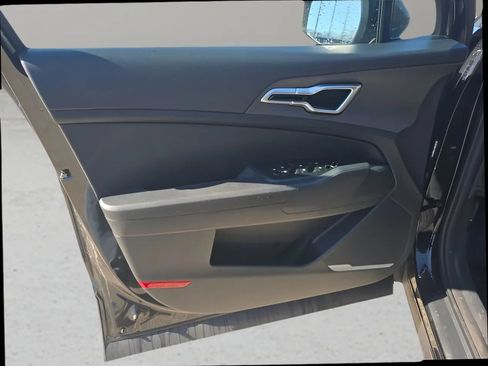 Used 2024 Kia Sportage LX image 9