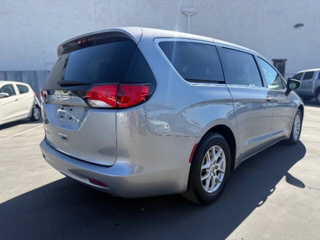 Used 2021 Chrysler Voyager LX FWD image 3