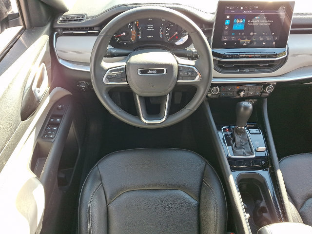 Used 2025 Jeep Compass Limited AWD/4WD image 3