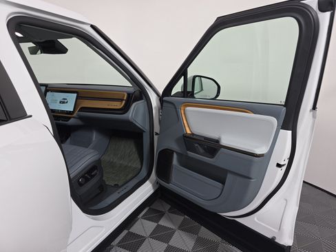 Used 2025 Rivian R1T Premium AWD/4WD image 18
