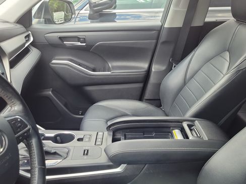 Used 2021 Toyota Highlander XLE FWD image 9