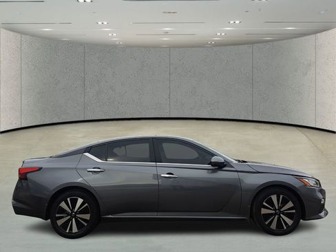 Used 2021 Nissan Altima 2.5 SV w/ SV Premium Package image 4