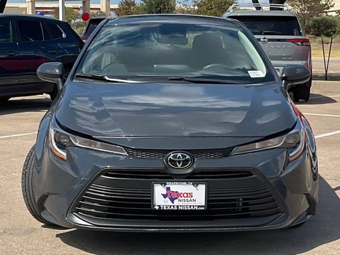 Used 2025 Toyota Corolla LE FWD image 2